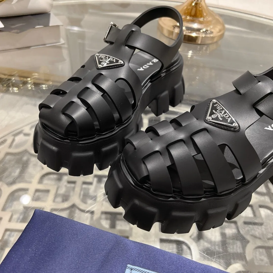 👟👟Ex-factory price 440👟👟 Prada's new spring and summer sawtooth Roman thick-soled rubber sandals, retro, fashionable and avant-garde gear teeth 55mm, thick-soled soles with rubber uppers, making the whole pair of shoes light and comfortable, bright colors, satisfying a variety of choices for fashionable people with different styles! The iconic metal triangle logo is paired with the shape of ancient beach sandals. Every design element is fashionable! Code number 35-40